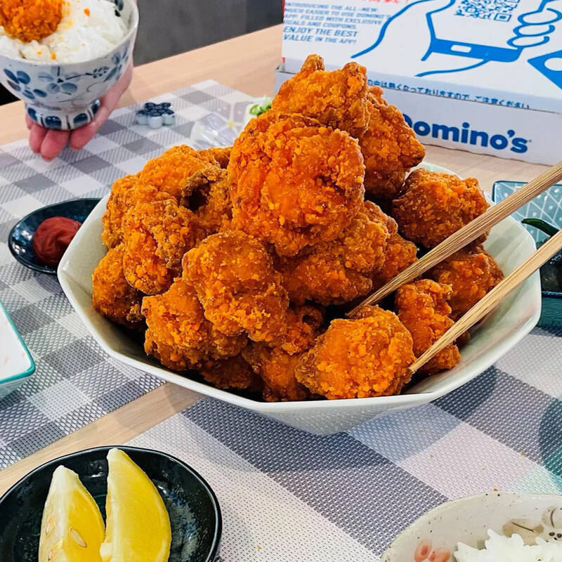 ヤバ！すべてが1kg「ドミノデカ盛り祭」ポテトもからあげも超ボリューミー