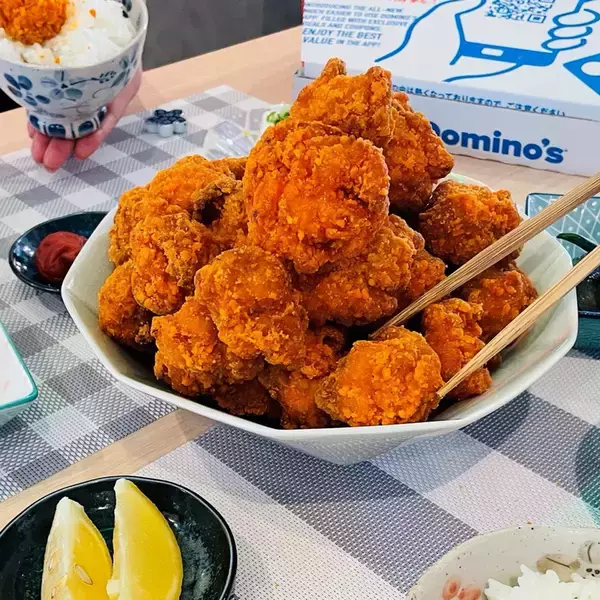 「ヤバ！すべてが1kg「ドミノデカ盛り祭」ポテトもからあげも超ボリューミー」の画像