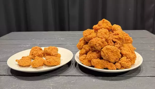 「ヤバ！すべてが1kg「ドミノデカ盛り祭」ポテトもからあげも超ボリューミー」の画像