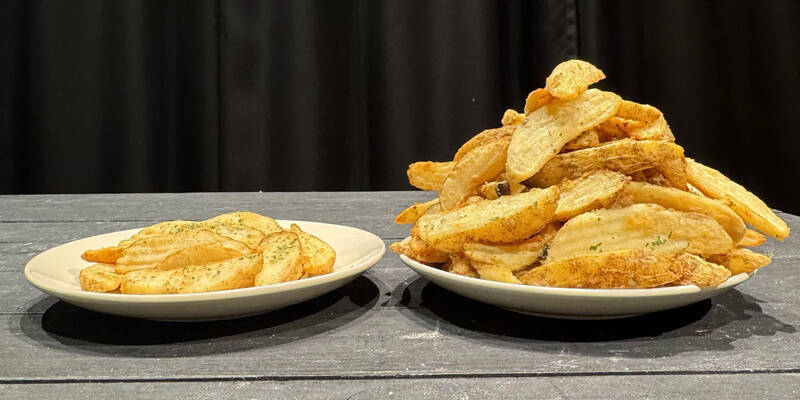 ヤバ！すべてが1kg「ドミノデカ盛り祭」ポテトもからあげも超ボリューミー