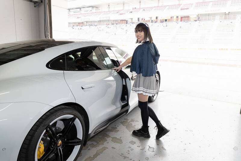 史上初づくし!? アイドルがポルシェ・タイカンで富士スピードウェイを爆走