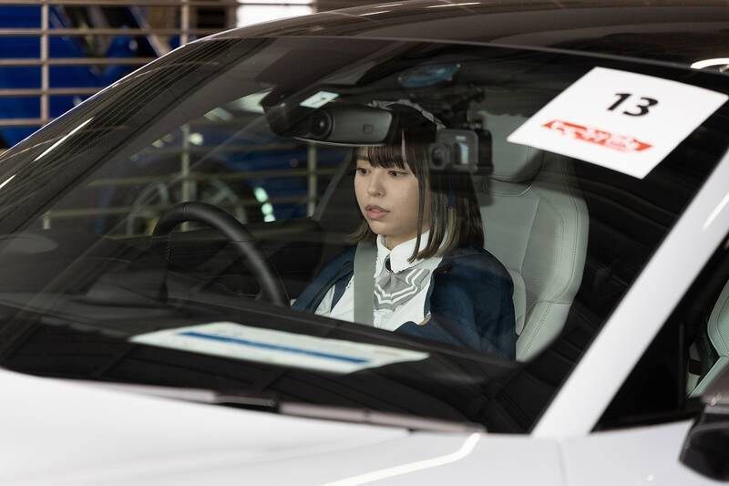 史上初づくし!? アイドルがポルシェ・タイカンで富士スピードウェイを爆走