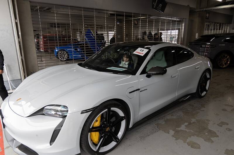 史上初づくし!? アイドルがポルシェ・タイカンで富士スピードウェイを爆走