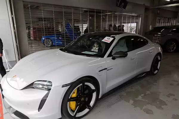 「史上初づくし!? アイドルがポルシェ・タイカンで富士スピードウェイを爆走」の画像