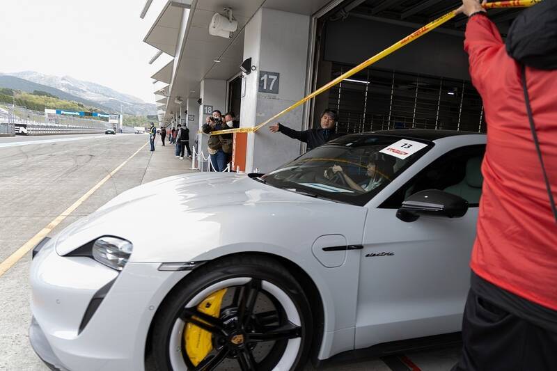 史上初づくし!? アイドルがポルシェ・タイカンで富士スピードウェイを爆走