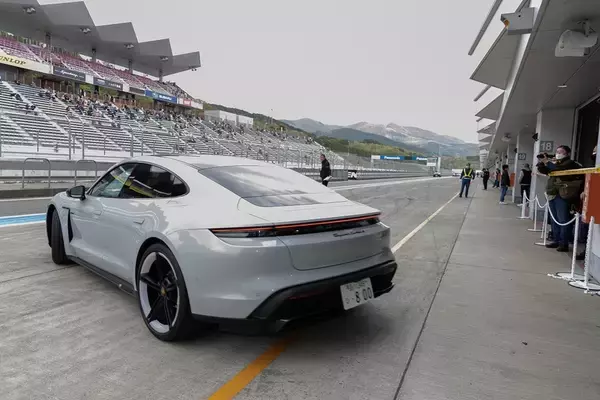 「史上初づくし!? アイドルがポルシェ・タイカンで富士スピードウェイを爆走」の画像