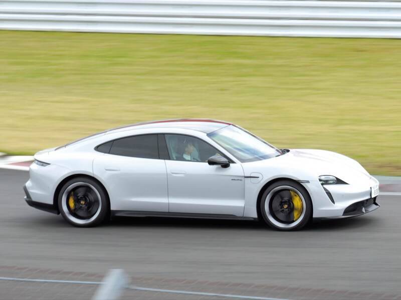 史上初づくし!? アイドルがポルシェ・タイカンで富士スピードウェイを爆走