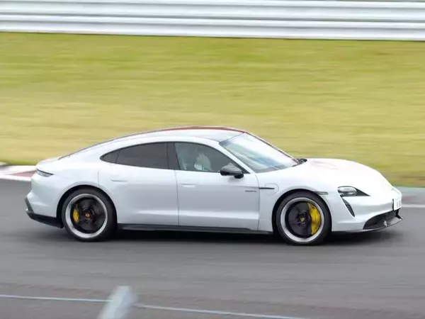 「史上初づくし!? アイドルがポルシェ・タイカンで富士スピードウェイを爆走」の画像