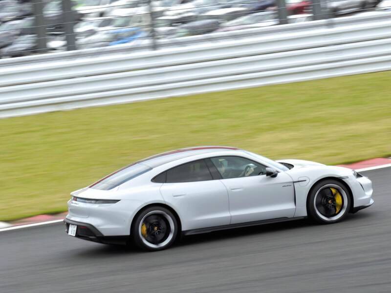 史上初づくし!? アイドルがポルシェ・タイカンで富士スピードウェイを爆走