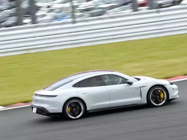 「史上初づくし!? アイドルがポルシェ・タイカンで富士スピードウェイを爆走」の画像