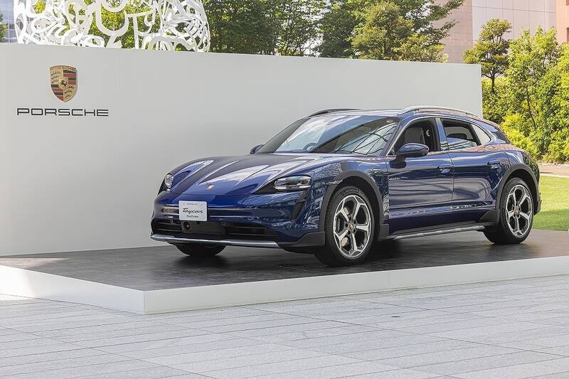 史上初づくし!? アイドルがポルシェ・タイカンで富士スピードウェイを爆走