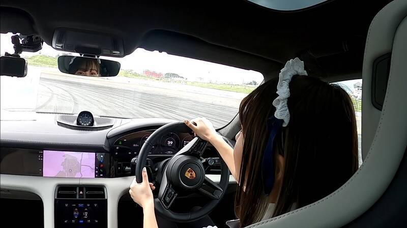 史上初づくし!? アイドルがポルシェ・タイカンで富士スピードウェイを爆走