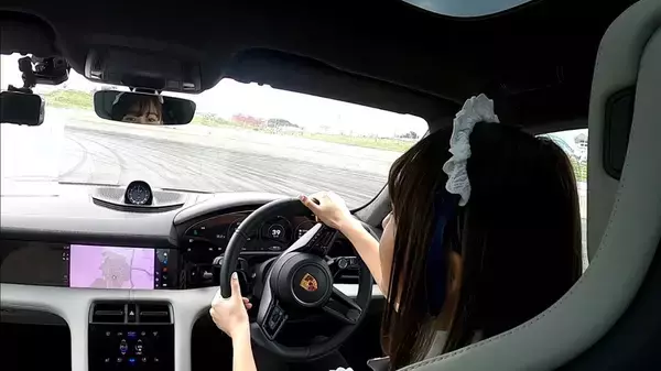 「史上初づくし!? アイドルがポルシェ・タイカンで富士スピードウェイを爆走」の画像