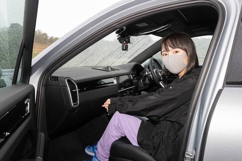 史上初づくし!? アイドルがポルシェ・タイカンで富士スピードウェイを爆走