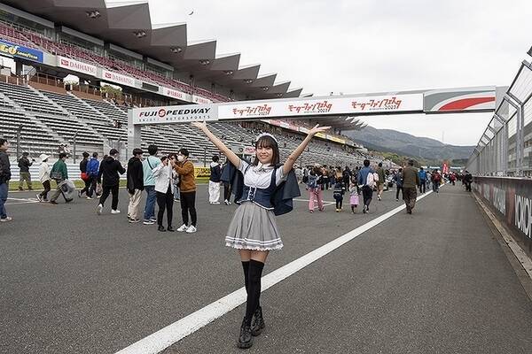 史上初づくし!? アイドルがポルシェ・タイカンで富士スピードウェイを爆走