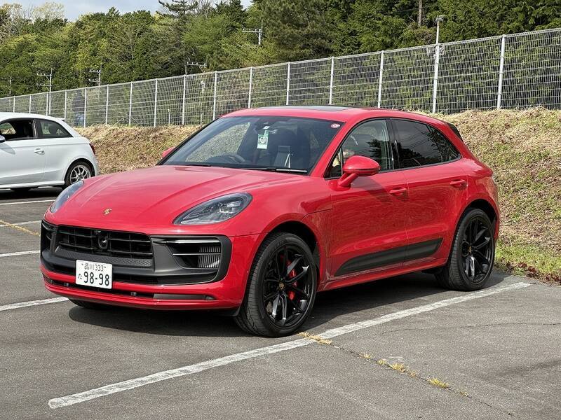 史上初づくし!? アイドルがポルシェ・タイカンで富士スピードウェイを爆走