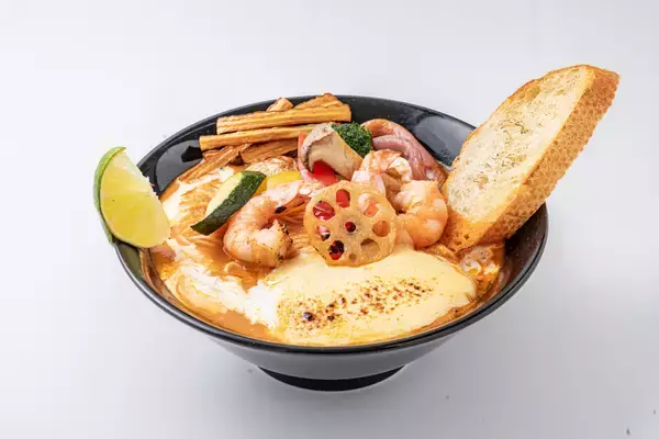 「おいしそ！海老クリーム×トマト麺「エビクリ」 人気商品が進化」の画像