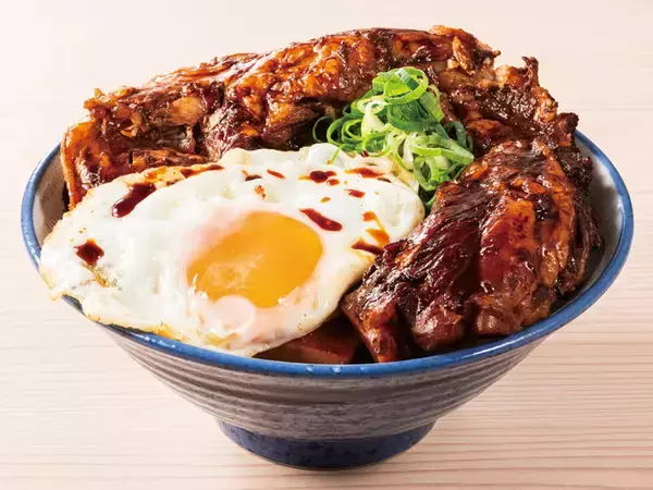 「箸で切れる柔らかさの「豚バラなんこつ丼」登場！  220gを豪快にドーン！」の画像