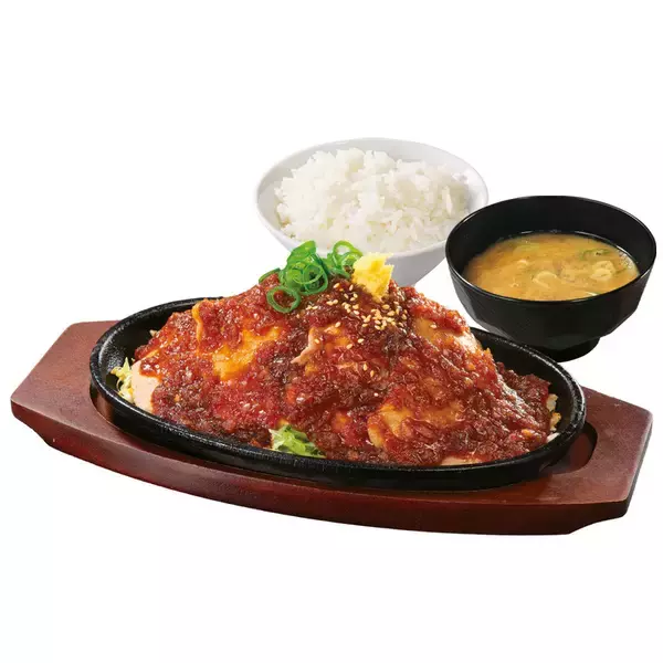 「からやま本気の「しょうが焼き定食」 鉄板スタイルで熱々！」の画像