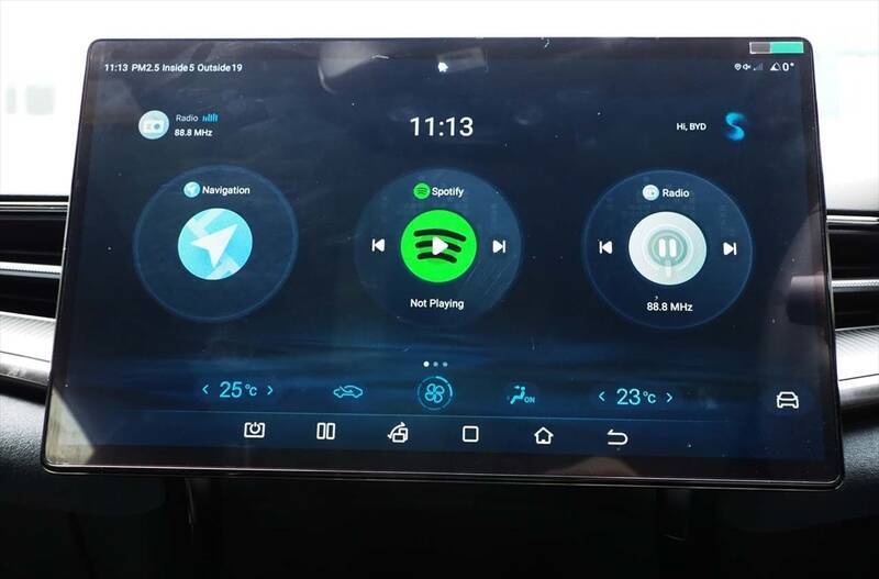 100km/hまでわずか3.8秒！ BYDの新たなEV「SEAL」を日本上陸前に中国のサーキットで試した