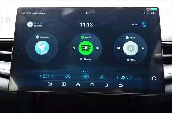 「100km/hまでわずか3.8秒！ BYDの新たなEV「SEAL」を日本上陸前に中国のサーキットで試した」の画像