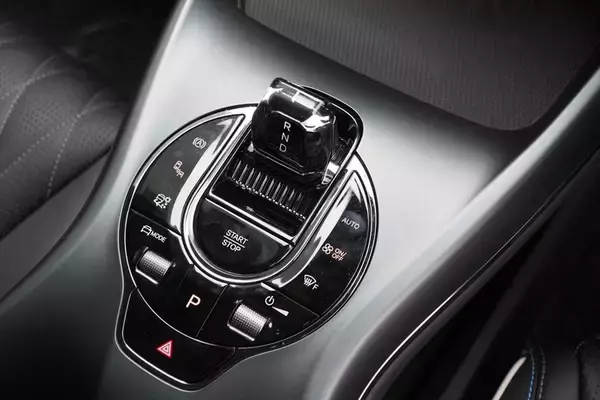 「100km/hまでわずか3.8秒！ BYDの新たなEV「SEAL」を日本上陸前に中国のサーキットで試した」の画像