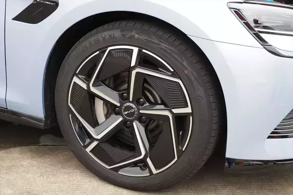 「100km/hまでわずか3.8秒！ BYDの新たなEV「SEAL」を日本上陸前に中国のサーキットで試した」の画像