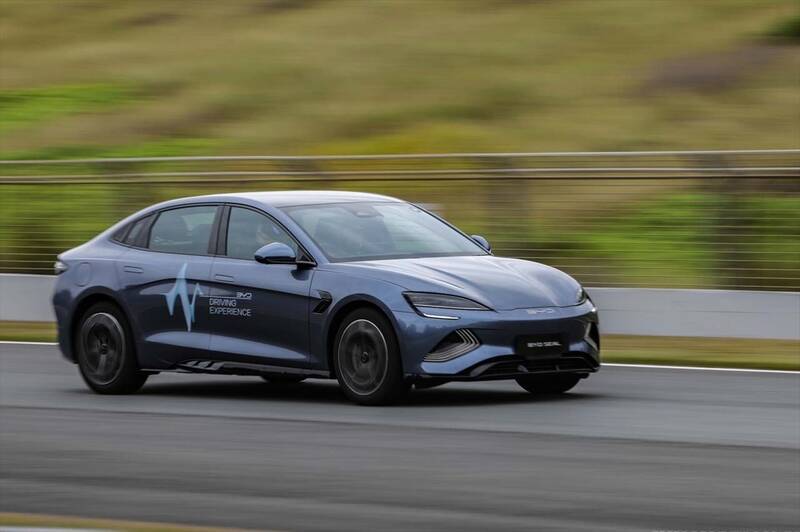 100km/hまでわずか3.8秒！ BYDの新たなEV「SEAL」を日本上陸前に中国のサーキットで試した