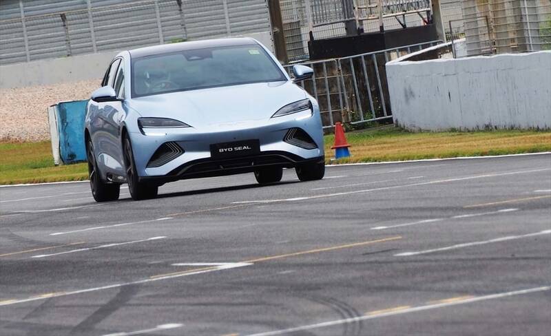 100km/hまでわずか3.8秒！ BYDの新たなEV「SEAL」を日本上陸前に中国のサーキットで試した