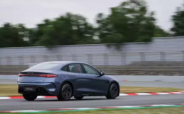 「100km/hまでわずか3.8秒！ BYDの新たなEV「SEAL」を日本上陸前に中国のサーキットで試した」の画像