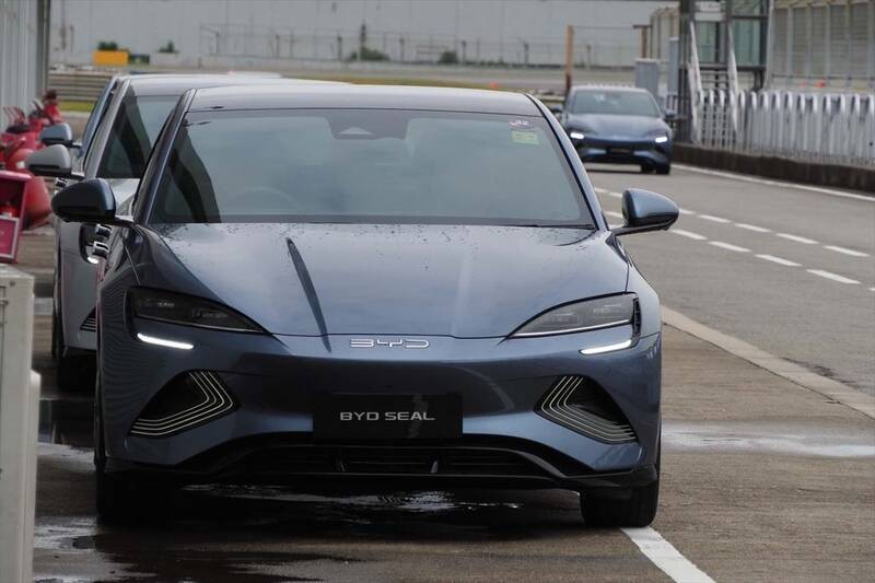 100km/hまでわずか3.8秒！ BYDの新たなEV「SEAL」を日本上陸前に中国のサーキットで試した
