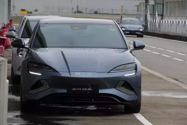 「100km/hまでわずか3.8秒！ BYDの新たなEV「SEAL」を日本上陸前に中国のサーキットで試した」の画像