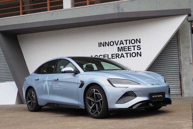 100km/hまでわずか3.8秒！ BYDの新たなEV「SEAL」を日本上陸前に中国のサーキットで試した