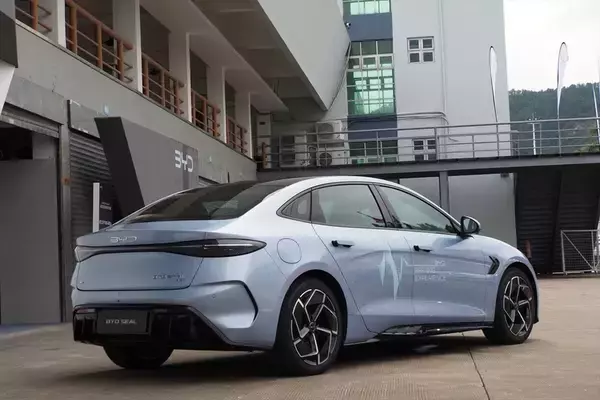 「100km/hまでわずか3.8秒！ BYDの新たなEV「SEAL」を日本上陸前に中国のサーキットで試した」の画像