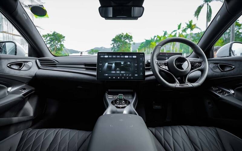 100km/hまでわずか3.8秒！ BYDの新たなEV「SEAL」を日本上陸前に中国のサーキットで試した