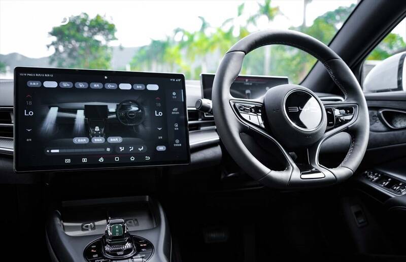 100km/hまでわずか3.8秒！ BYDの新たなEV「SEAL」を日本上陸前に中国のサーキットで試した