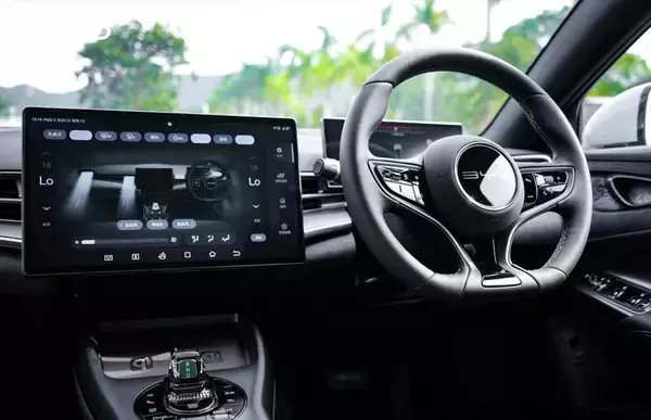 「100km/hまでわずか3.8秒！ BYDの新たなEV「SEAL」を日本上陸前に中国のサーキットで試した」の画像