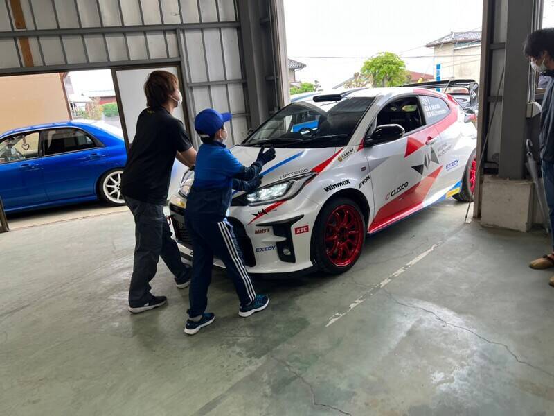 レースクイーンが挑むラリーメカニック講習会！ 過酷な現場に耐えられるか!?