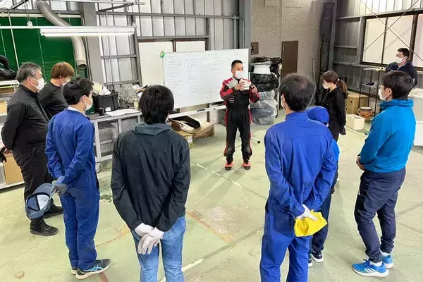 「レースクイーンが挑むラリーメカニック講習会！ 過酷な現場に耐えられるか!?」の画像