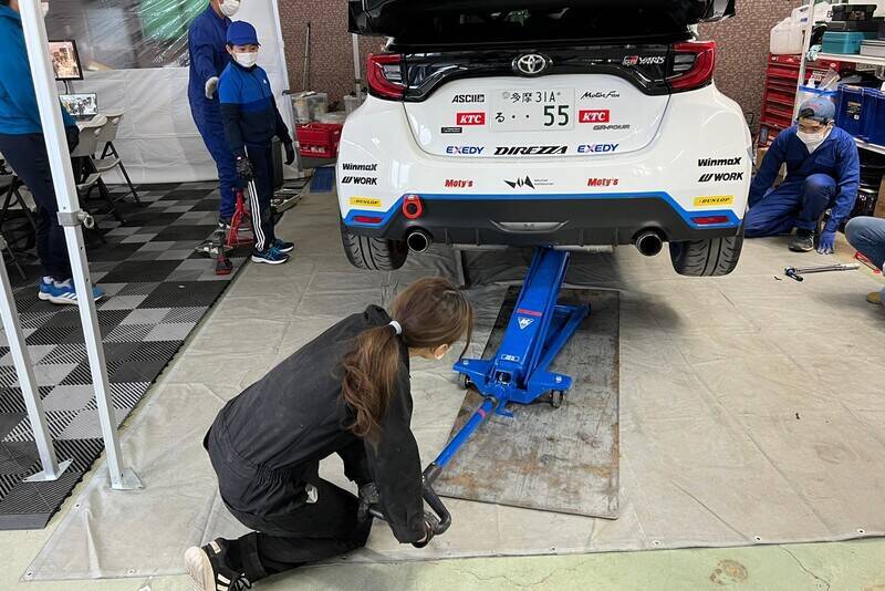 レースクイーンが挑むラリーメカニック講習会！ 過酷な現場に耐えられるか!?