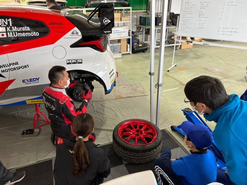 レースクイーンが挑むラリーメカニック講習会！ 過酷な現場に耐えられるか!?
