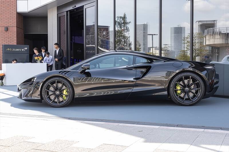 最高速330km/h！ マクラーレンのハイブリッド「アルトゥーラ」のオープンモデルが日本上陸！