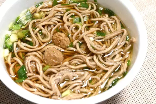 「歓喜!!「最強どん兵衛」鴨だしそばが帰ってくる！記録的ヒットの“うまさ別格”どん兵衛」の画像