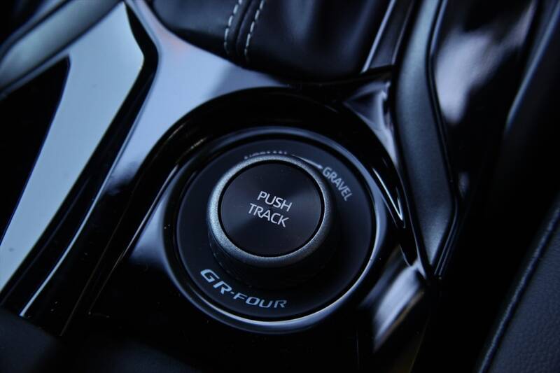 もはやMT派も黙る？ 「GRカローラ」のGR-DATによる爆速シフトダウンが楽しい！