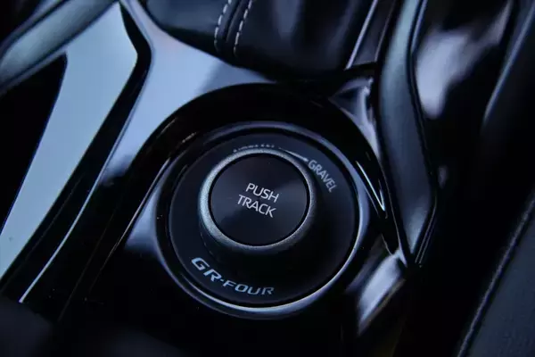 「もはやMT派も黙る？ 「GRカローラ」のGR-DATによる爆速シフトダウンが楽しい！」の画像