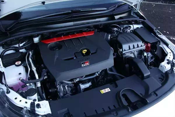 「もはやMT派も黙る？ 「GRカローラ」のGR-DATによる爆速シフトダウンが楽しい！」の画像