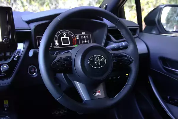 「もはやMT派も黙る？ 「GRカローラ」のGR-DATによる爆速シフトダウンが楽しい！」の画像