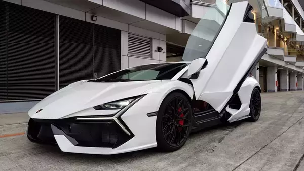 「景色が止まる加速！ ランボルギーニのV12モデル「レヴエルト」の本気を試したら速すぎて脳みそがズレるかと思った」の画像