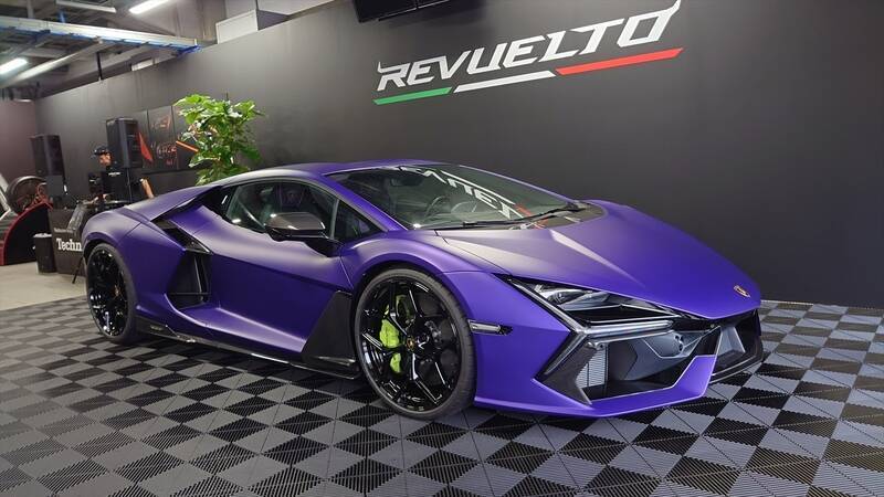 景色が止まる加速！ ランボルギーニのV12モデル「レヴエルト」の本気を試したら速すぎて脳みそがズレるかと思った