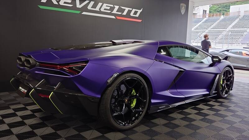 景色が止まる加速！ ランボルギーニのV12モデル「レヴエルト」の本気を試したら速すぎて脳みそがズレるかと思った